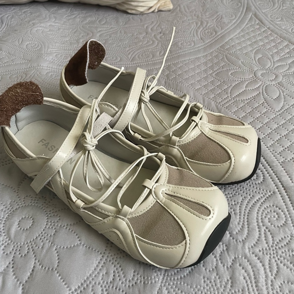 Fashionable Cream and Tan Women's Shoes